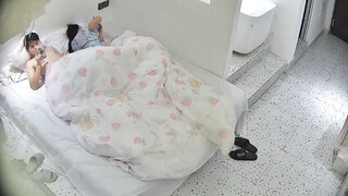 大学城偷拍 女生原本受邀来拍私房照 结果嘴被塞了鸡巴 逼也挨了操 丝绸薄纱的衣服 确实好诱惑 好出片 (3)