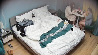 主题酒店偷拍 胖男人实力差还玩得花 这么漂亮的女人居然玩不出水 要用润滑油 还抱起来操 在沙发上操 (2)