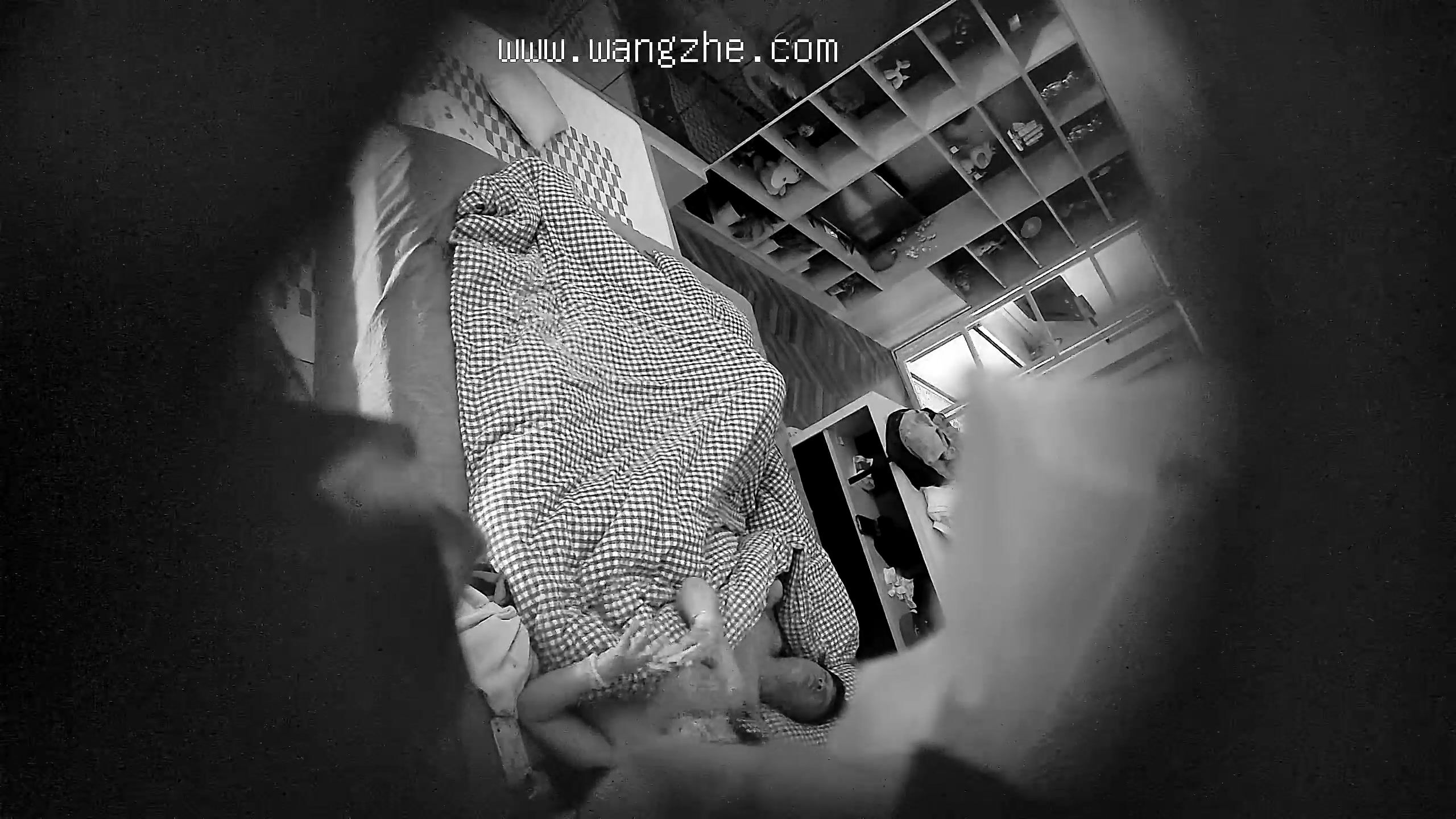 新流出酒店偷拍手提紅包包可愛眼鏡妹子蹦蹦跳跳鑽入被窩被眼鏡大叔狠狠 ...